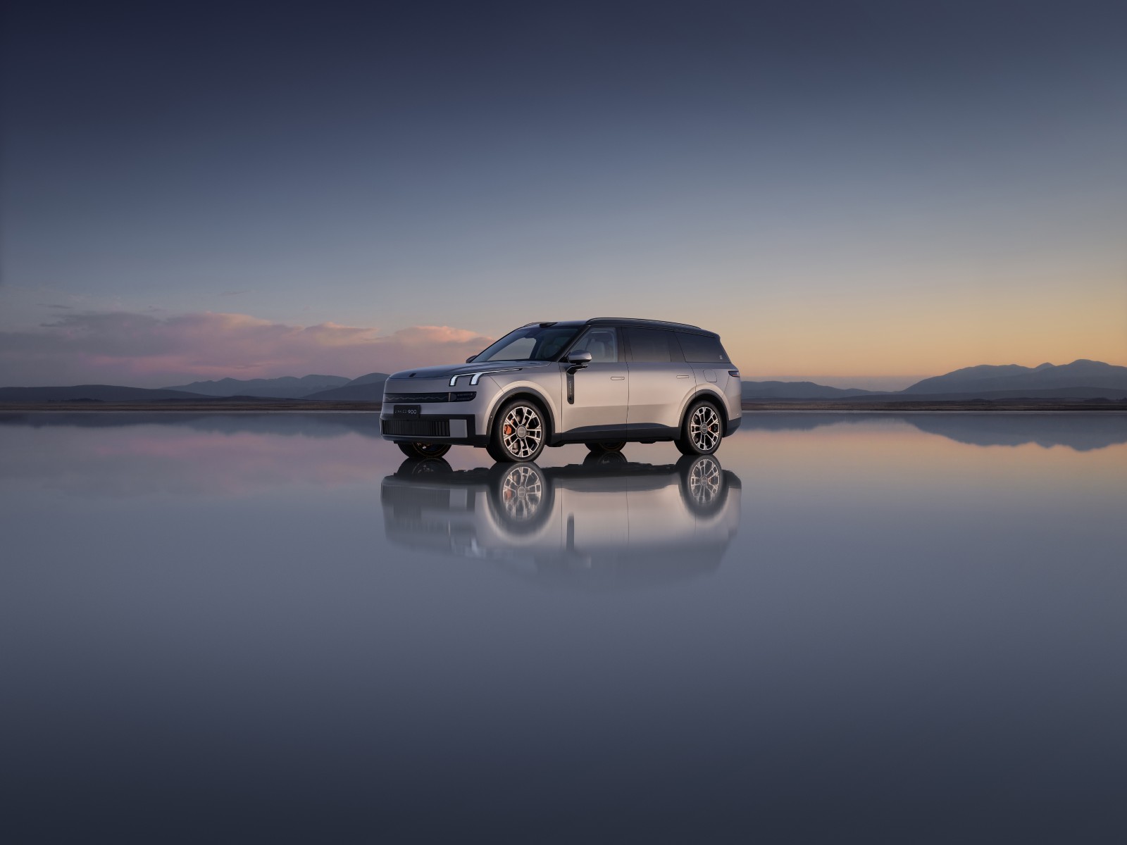 Lynk & Co 900 Base